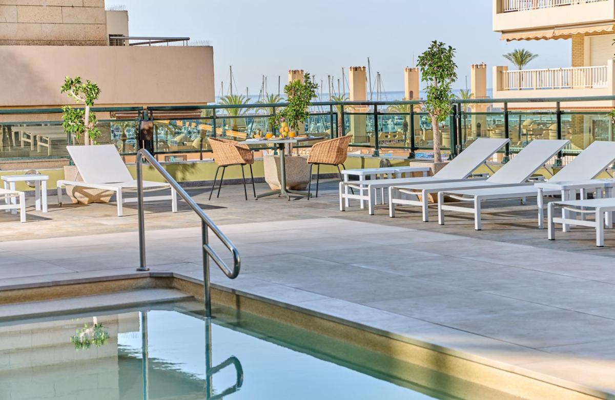 Piscina en o cerca de Leonardo Hotel Fuengirola Costa del Sol