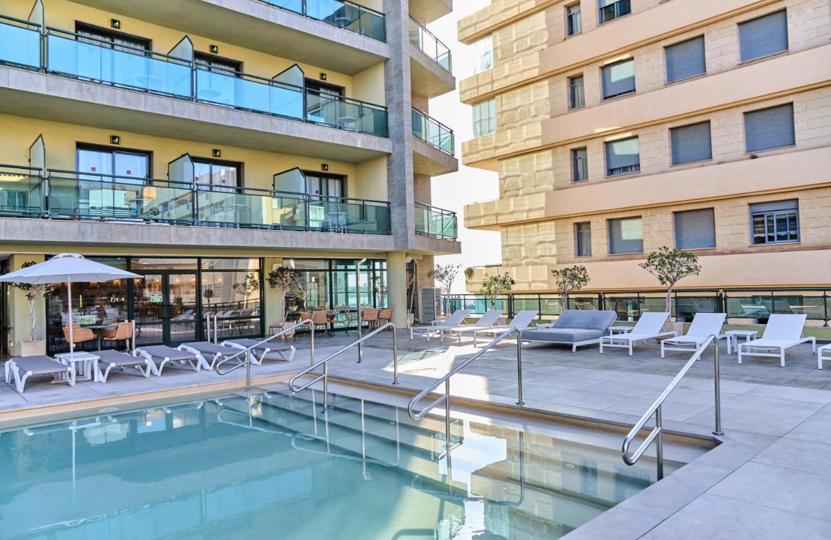 Piscina en o cerca de Leonardo Hotel Fuengirola Costa del Sol
