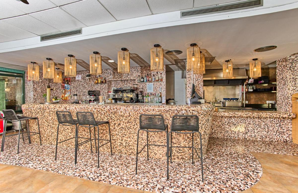 Un restaurante o sitio para comer en Leonardo Hotel Fuengirola Costa del Sol