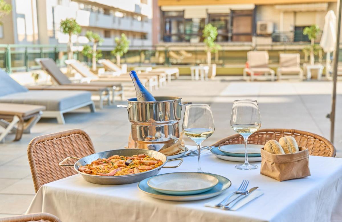 Comida en o cerca de este hotel