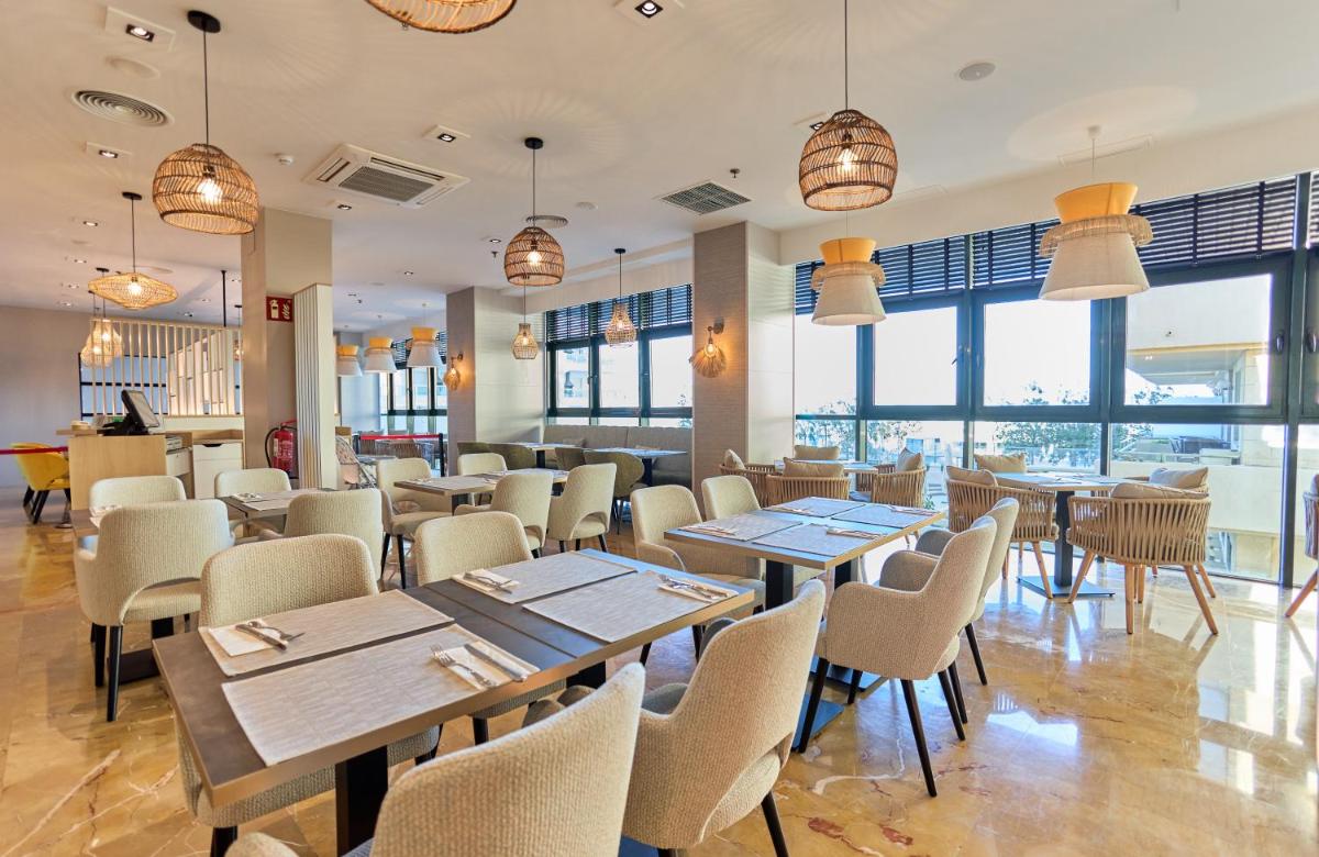 Un restaurante o sitio para comer en Leonardo Hotel Fuengirola Costa del Sol