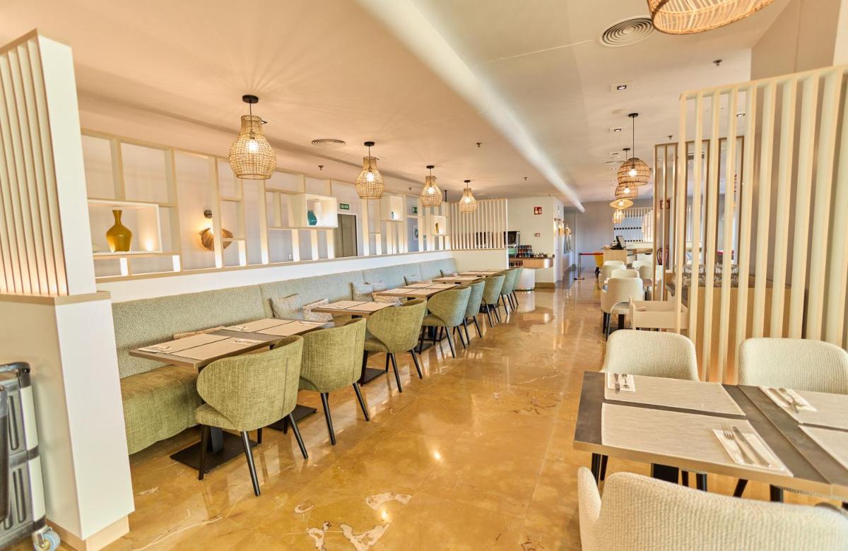 Un restaurante o sitio para comer en Leonardo Hotel Fuengirola Costa del Sol
