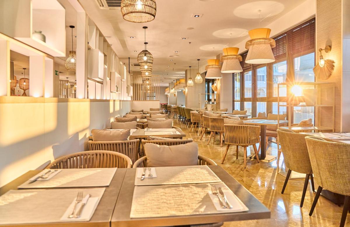 Un restaurante o sitio para comer en Leonardo Hotel Fuengirola Costa del Sol