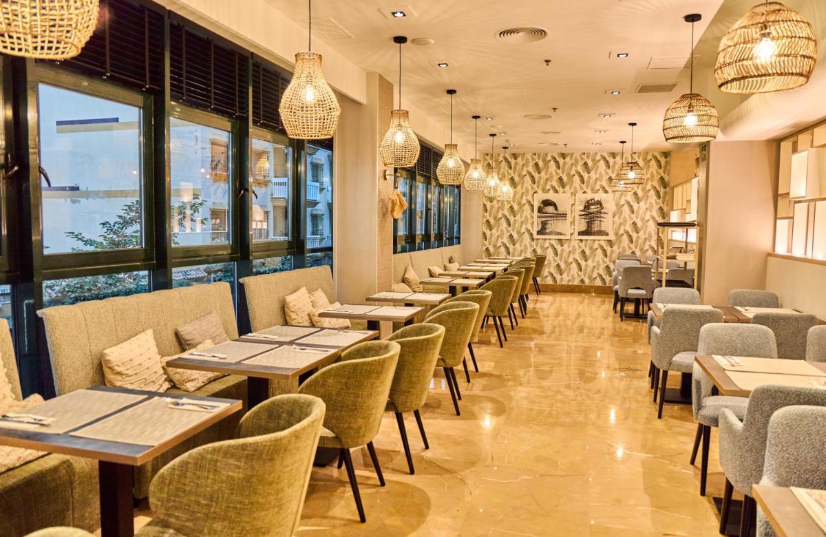 Un restaurante o sitio para comer en Leonardo Hotel Fuengirola Costa del Sol