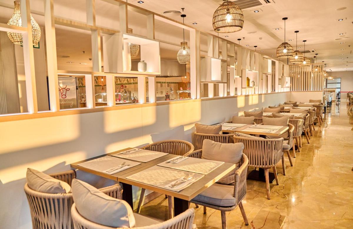 Un restaurante o sitio para comer en Leonardo Hotel Fuengirola Costa del Sol