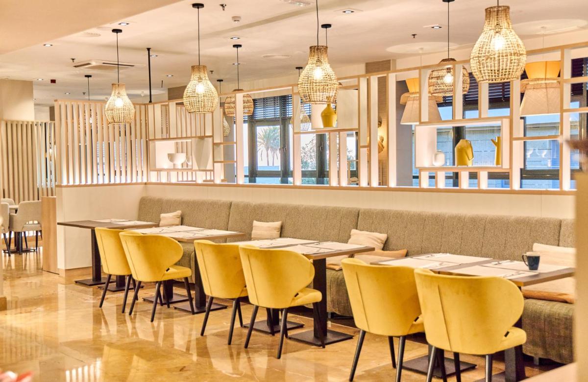 Un restaurante o sitio para comer en Leonardo Hotel Fuengirola Costa del Sol