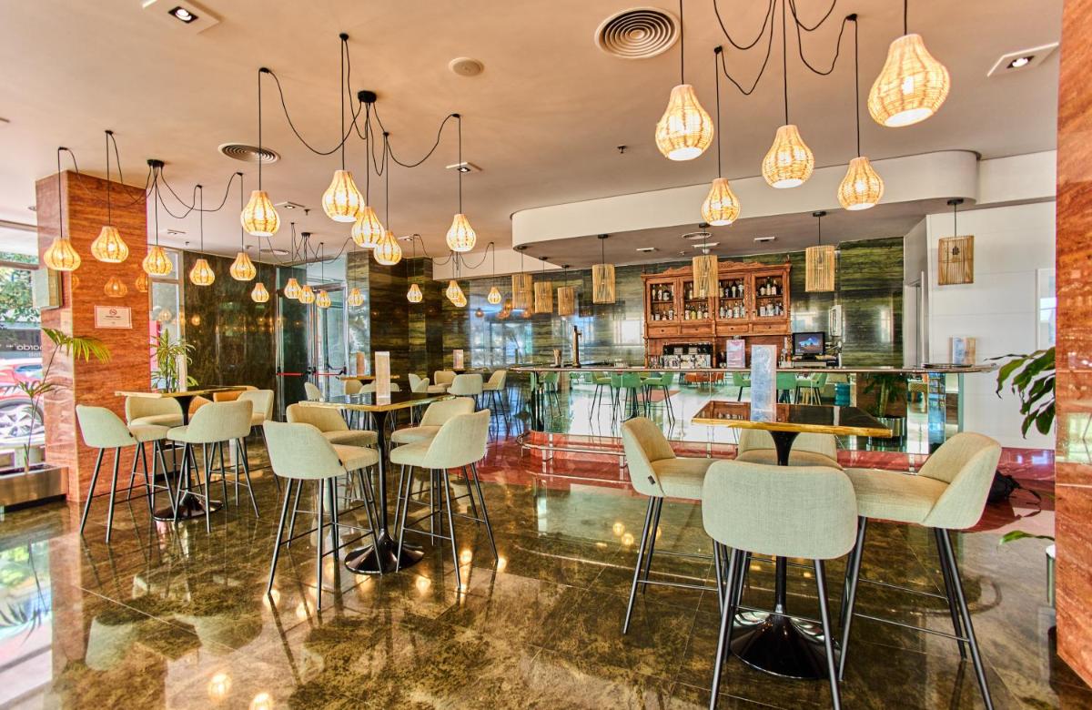 Un restaurante o sitio para comer en Leonardo Hotel Fuengirola Costa del Sol