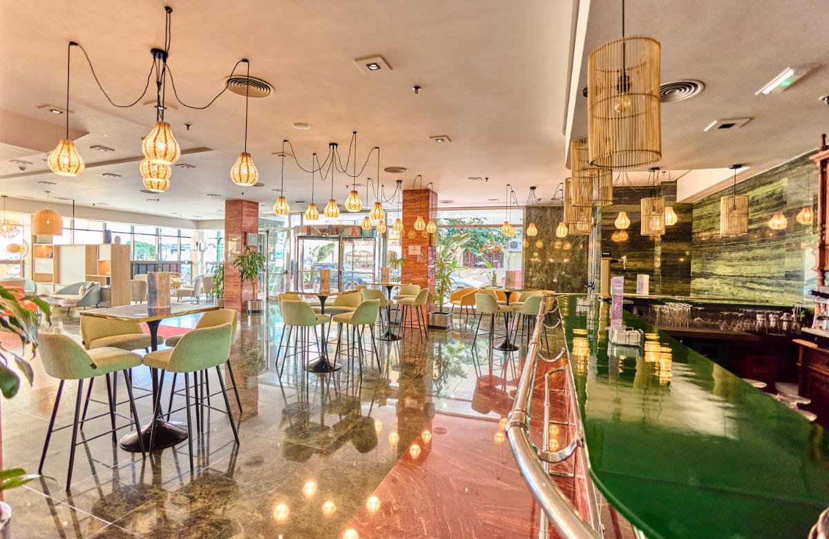 Un restaurante o sitio para comer en Leonardo Hotel Fuengirola Costa del Sol