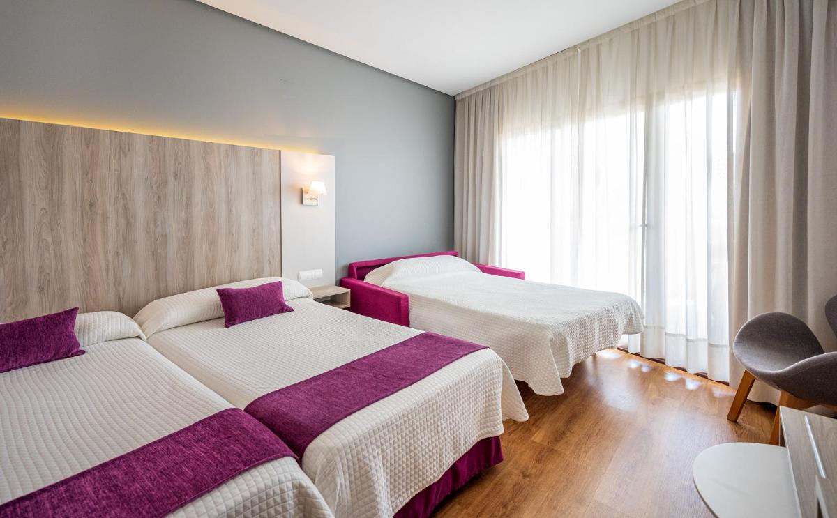 Cama o camas de una habitación en Albir Playa Hotel & Spa