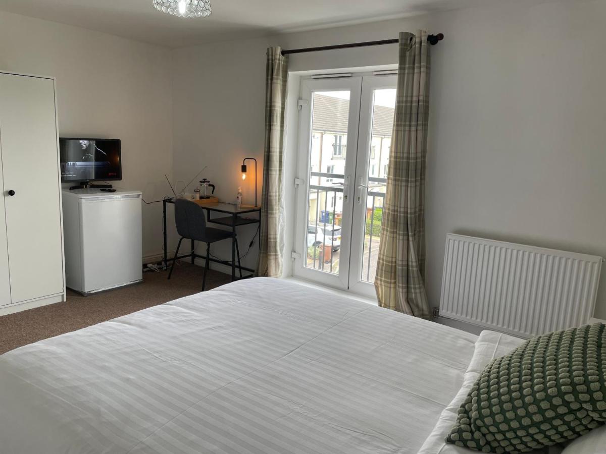 Luxury 4 Large Bedrooms West Thurrock Grays 3 bathrooms 1 en suite Netflix Free Parking - Housity