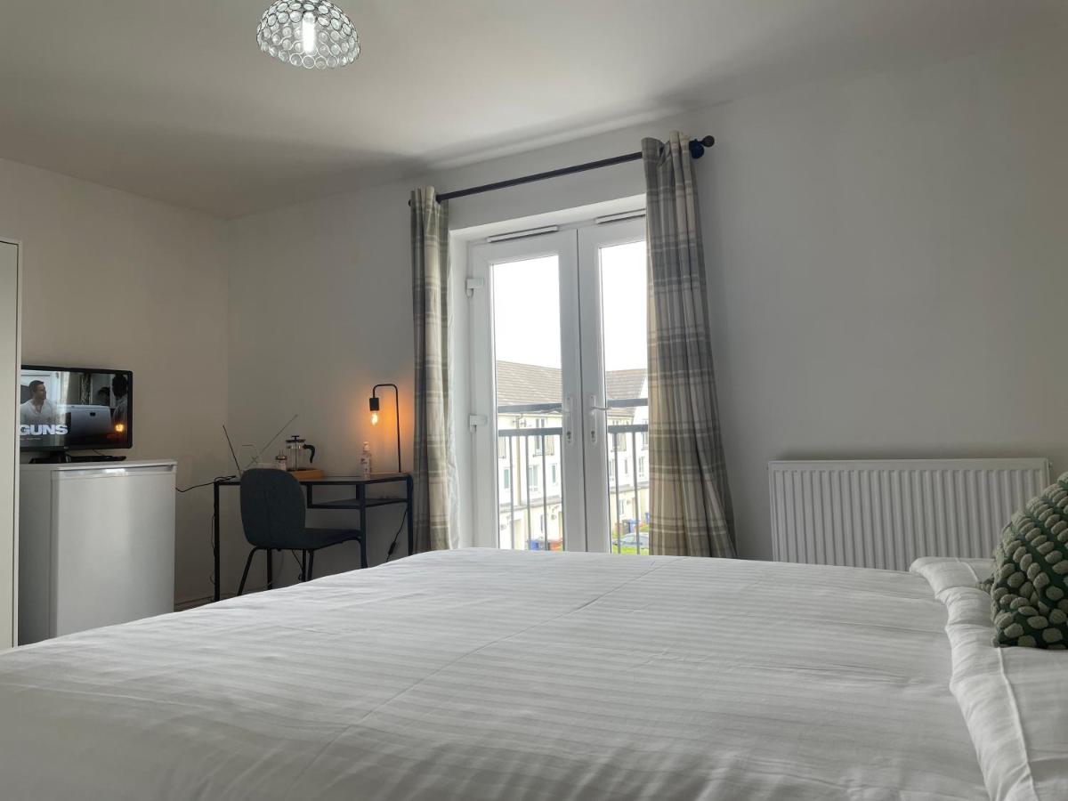 Luxury 4 Large Bedrooms West Thurrock Grays 3 bathrooms 1 en suite Netflix Free Parking - Housity