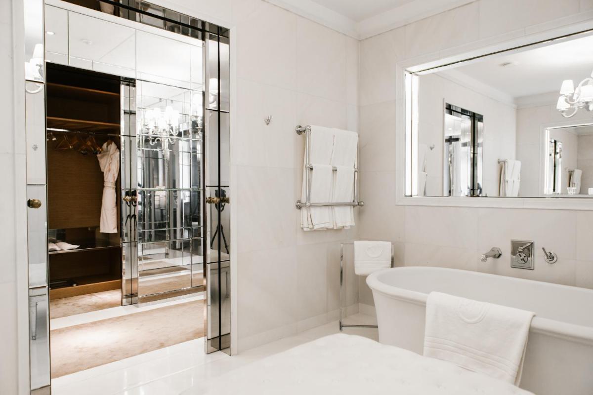 Salle de bains dans l'établissement Hôtel Le Royal Monceau Raffles Paris