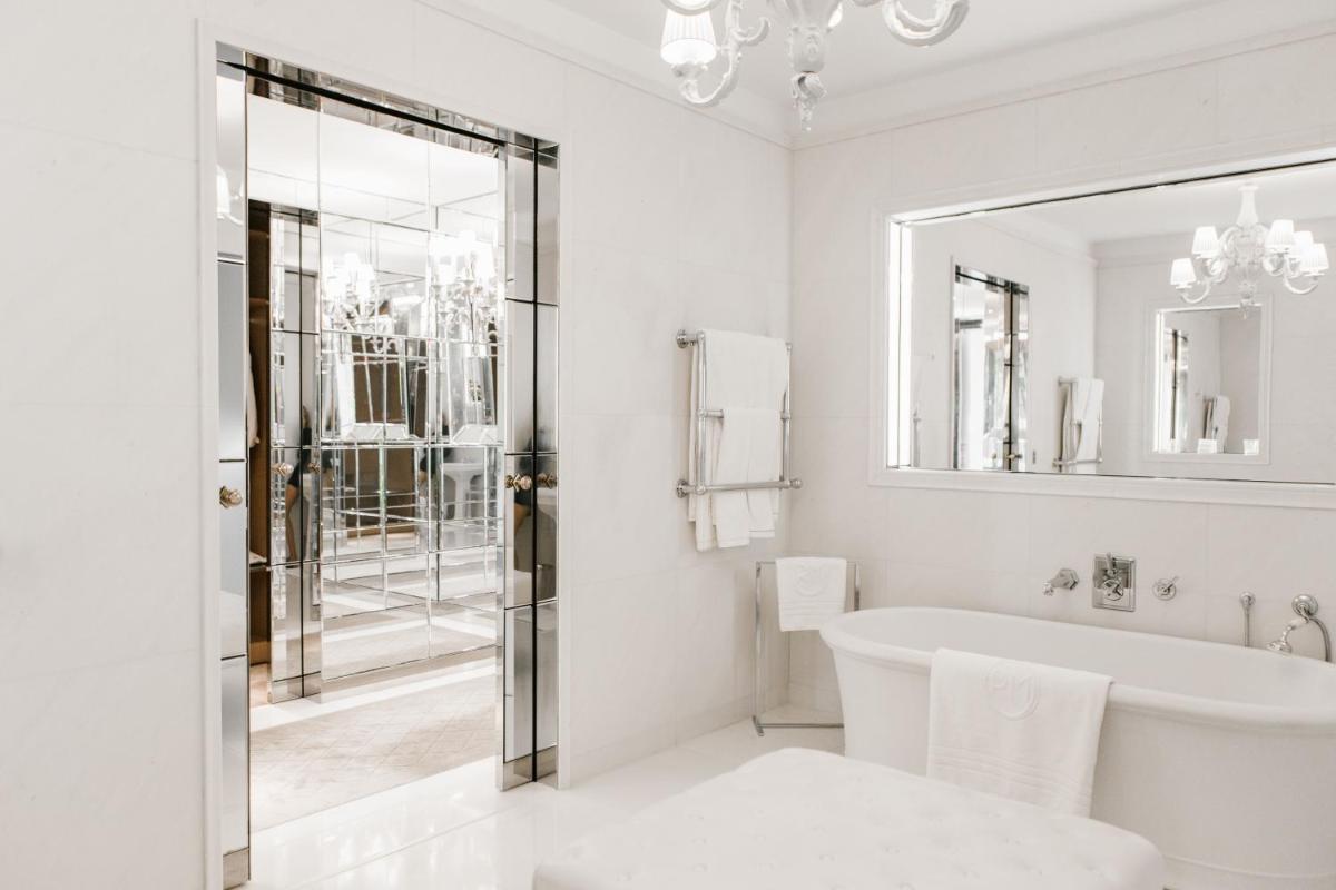 Salle de bains dans l'établissement Hôtel Le Royal Monceau Raffles Paris