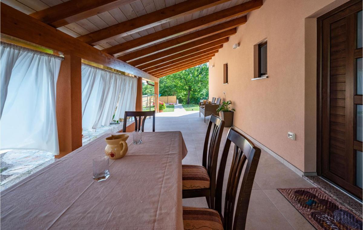 2 Bedroom Beautiful Home In Zeliski - Housity