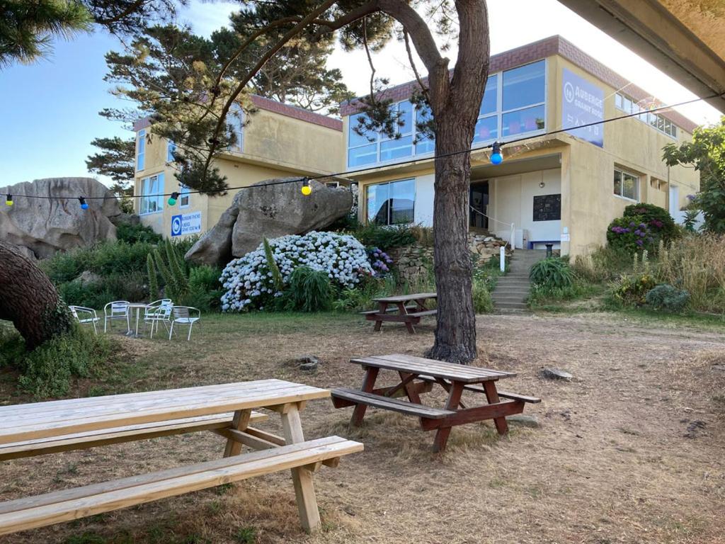 Auberge Granit Rose - Hébergement partagé en Auberge de Jeunesse - Vue sur mer - Dortoir mixte & Camping - Housity