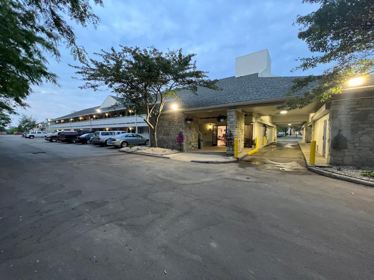 Americas Best Value Inn & Suites Monroe - Housity