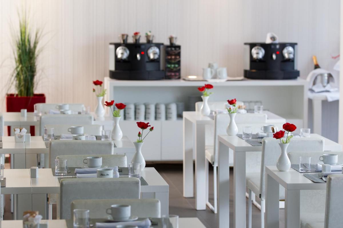 Un restaurante o sitio para comer en Migjorn Ibiza Suites & Spa