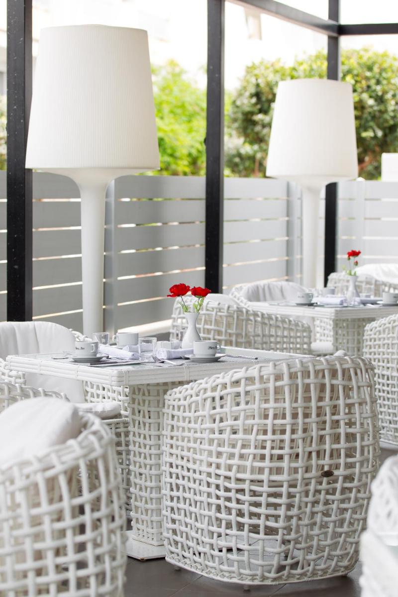 Un restaurante o sitio para comer en Migjorn Ibiza Suites & Spa