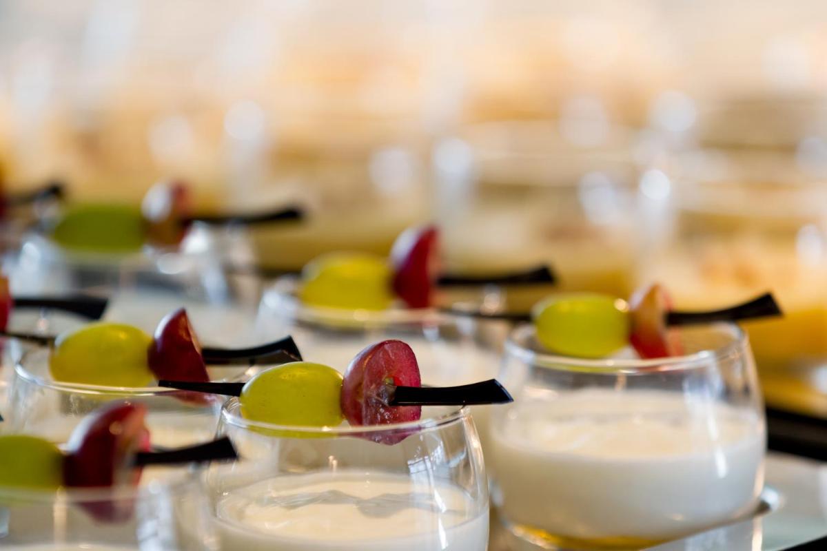 Comida en o cerca de este apartahotel