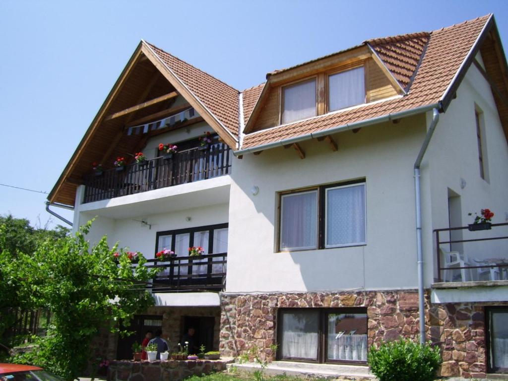 Kékturás-Tóra-Nyíló privát bérlemény - Housity