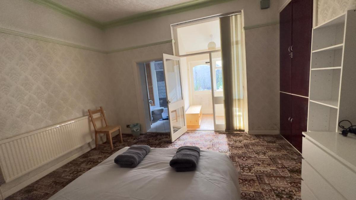 Big double room with private bathroom - Housity