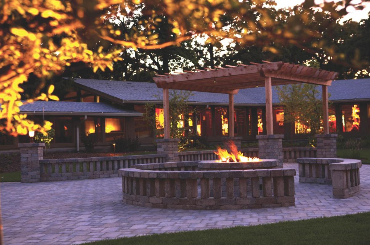 Lake Lawn Resort - Housity