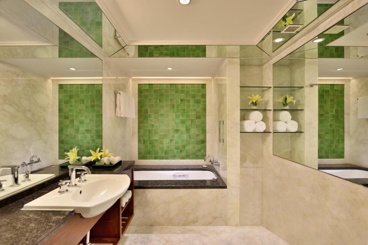 a bathroom with two sinks and a bath tub at Hyderabad Marriott Hotel & Convention Centre in Hyderabad