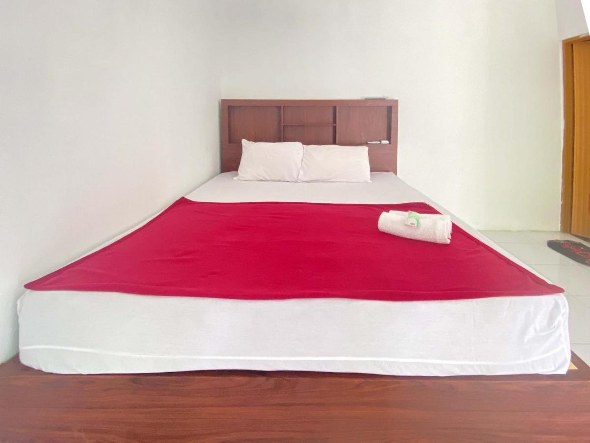Guest House Hj Muriyah Syariah Slawi Mitra RedDoorz - Housity