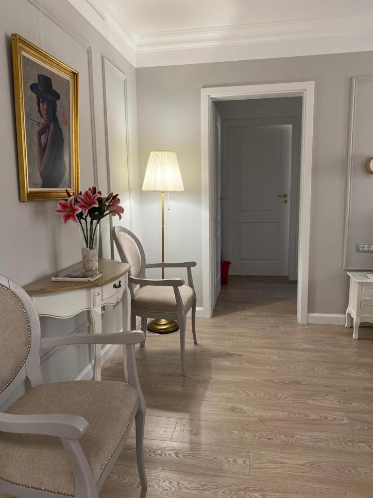 Central Spacious Apartment with Balcony - Alba Carolina - Housity