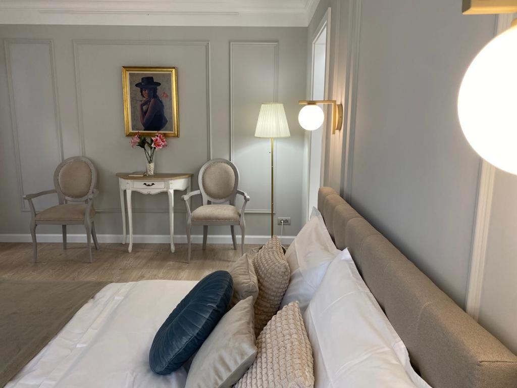 Central Spacious Apartment with Balcony - Alba Carolina - Housity