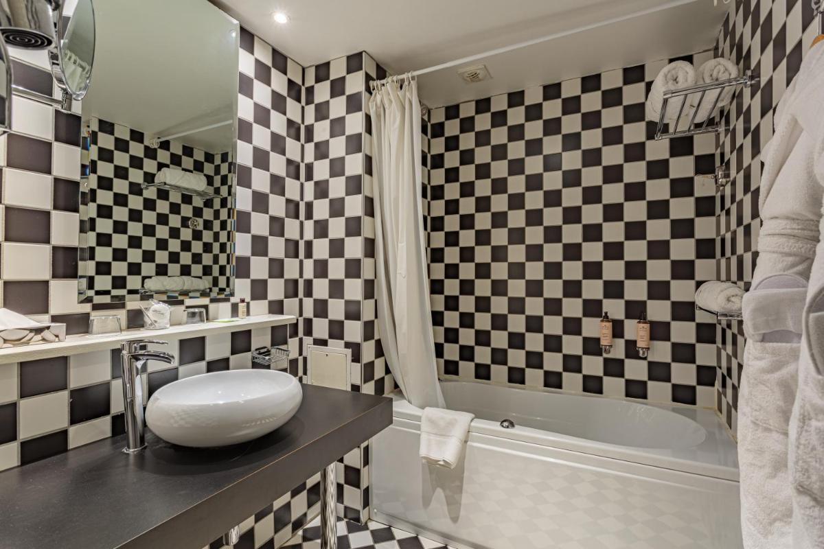 Salle de bains dans l'établissement Grand Tonic Hotel & SPA NUXE