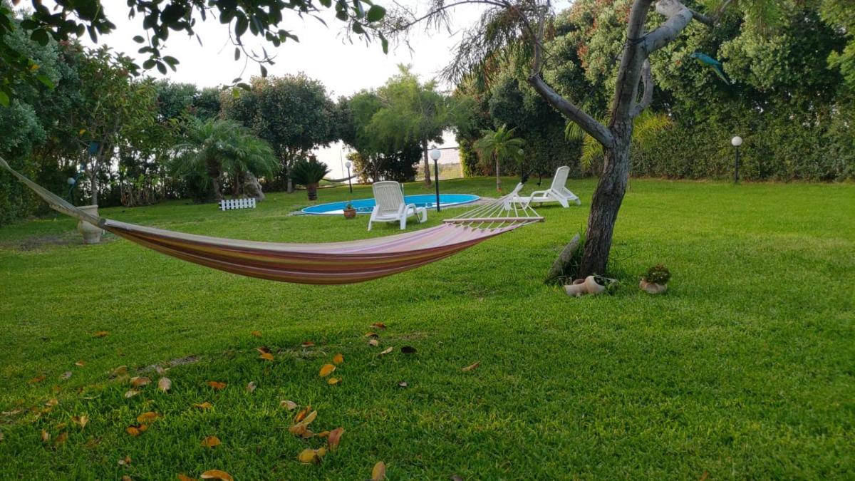 Casa vacanze a 50 mt dal mare con ampio giardino e parcheggio privato - Housity