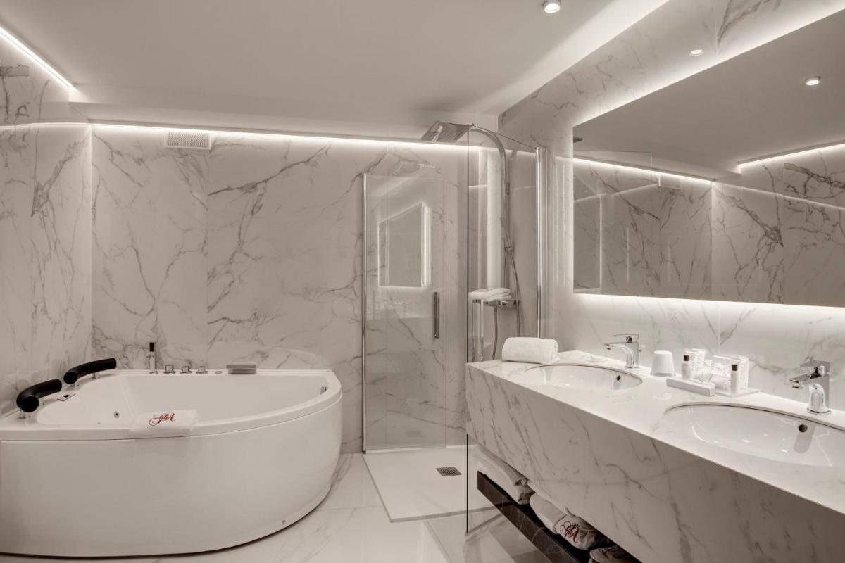 Salle de bains dans l'établissement Grand Hôtel des Alpes