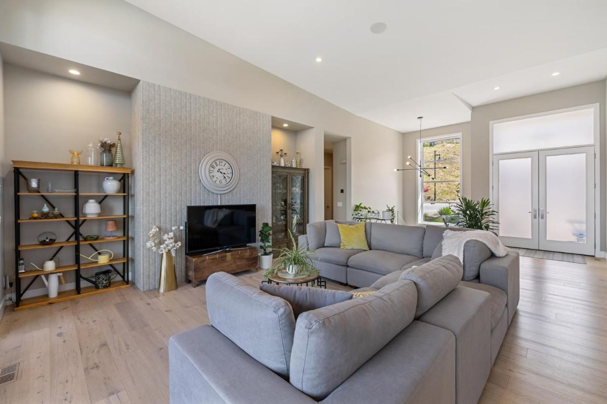 Newly Modern House w/ urban landscape of Kelowna!！ - Housity