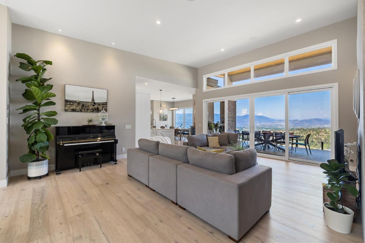 Newly Modern House w/ urban landscape of Kelowna!！ - Housity
