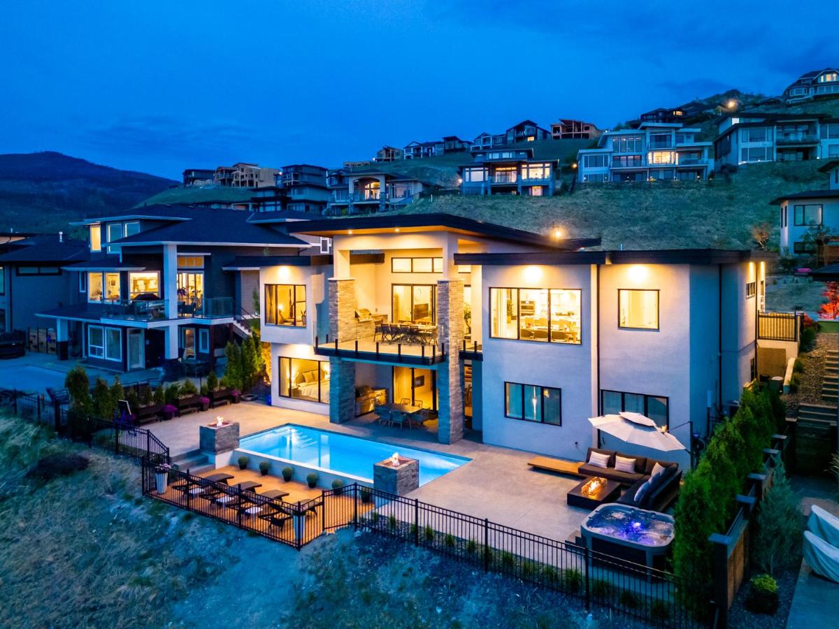 Newly Modern House w/ urban landscape of Kelowna!！ - Housity