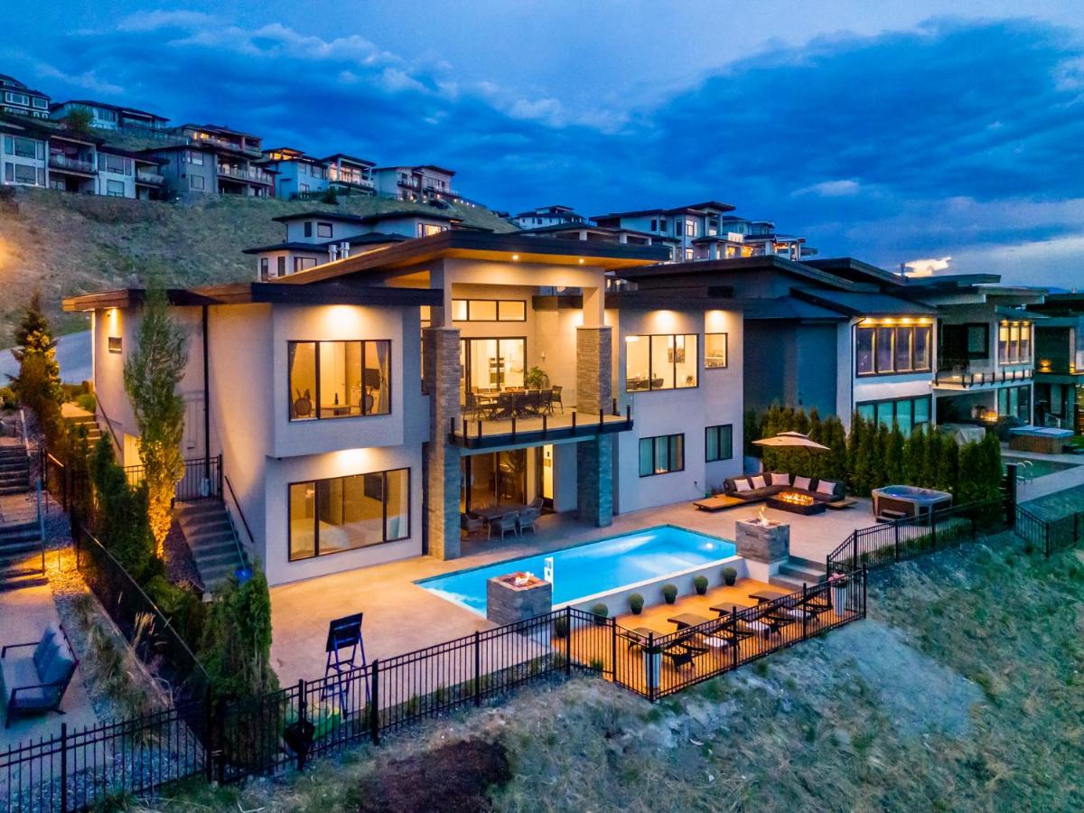 Newly Modern House w/ urban landscape of Kelowna!！ - Housity