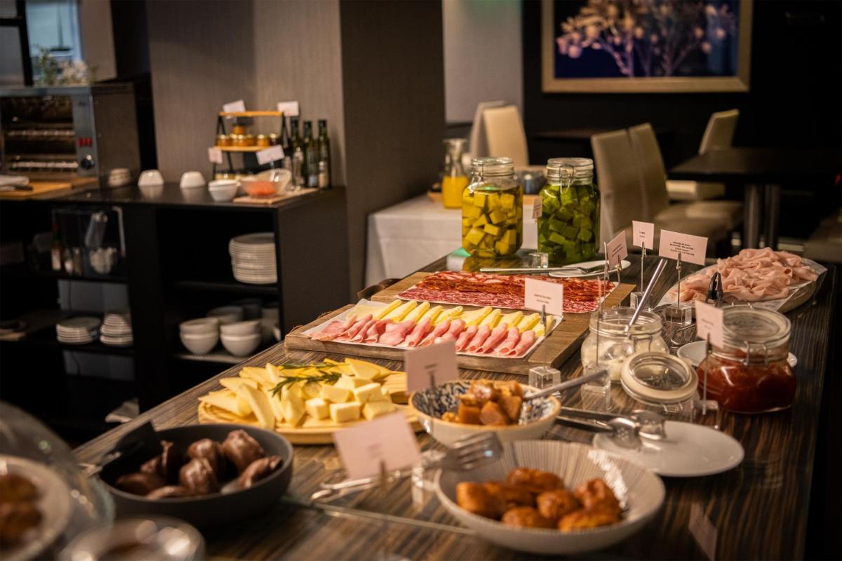 Comida en o cerca de este hotel