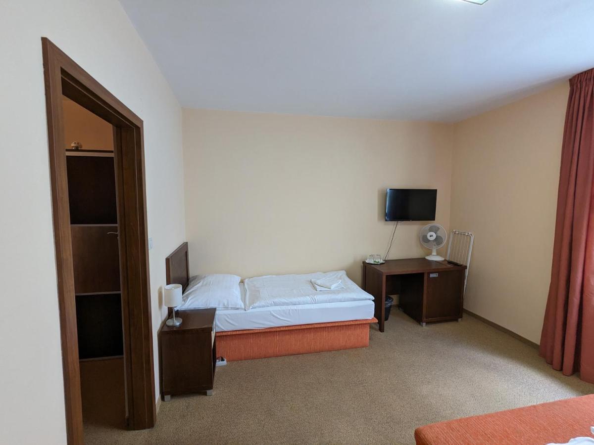 Garni Hotel Cosmopolitan - Housity