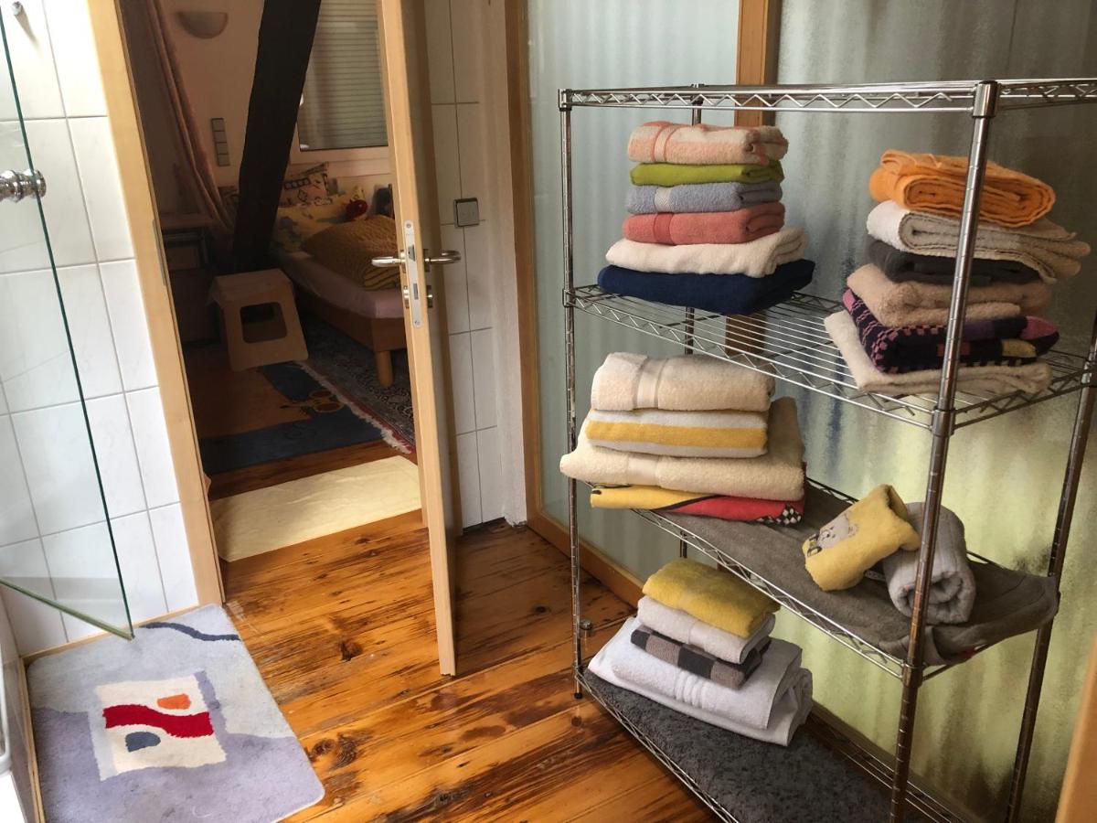 Familien-Zimmer mit Bad und Garten in Privathaus hell, gemütlich, ruhig, eigenes großes Badezimmer - Housity