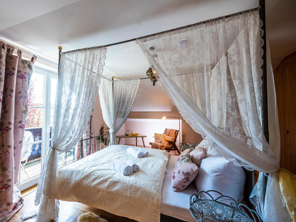 Suitetrails - Homely Stay in a romantic lodging with sauna&gym