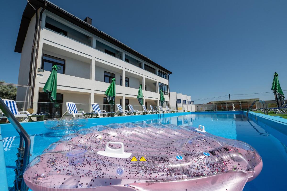 Weekend Family Hotel - Housity