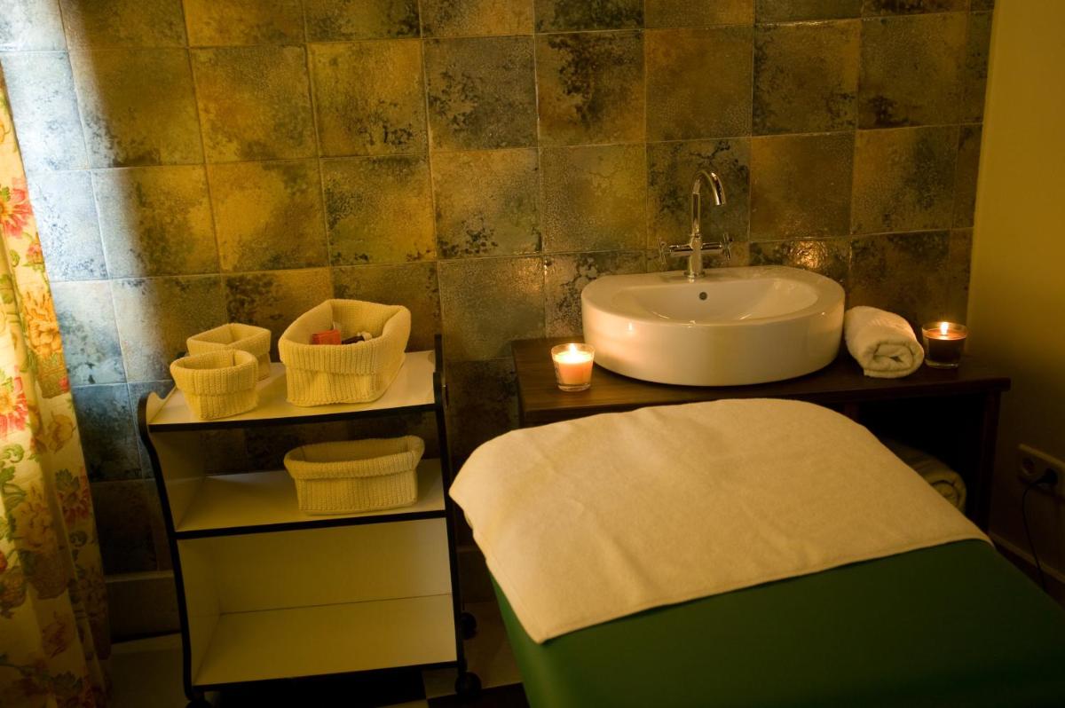 baño con lavabo, cama y velas en Hotel Spa La Casa Del Convento, en Chinchón