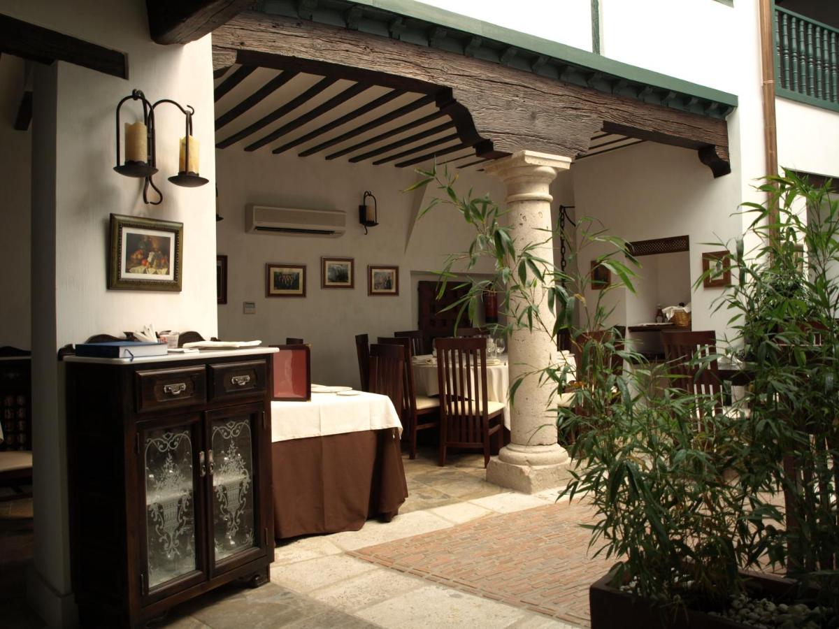 un patio con una mesa en el centro de un edificio en Hotel Spa La Casa Del Convento, en Chinchón
