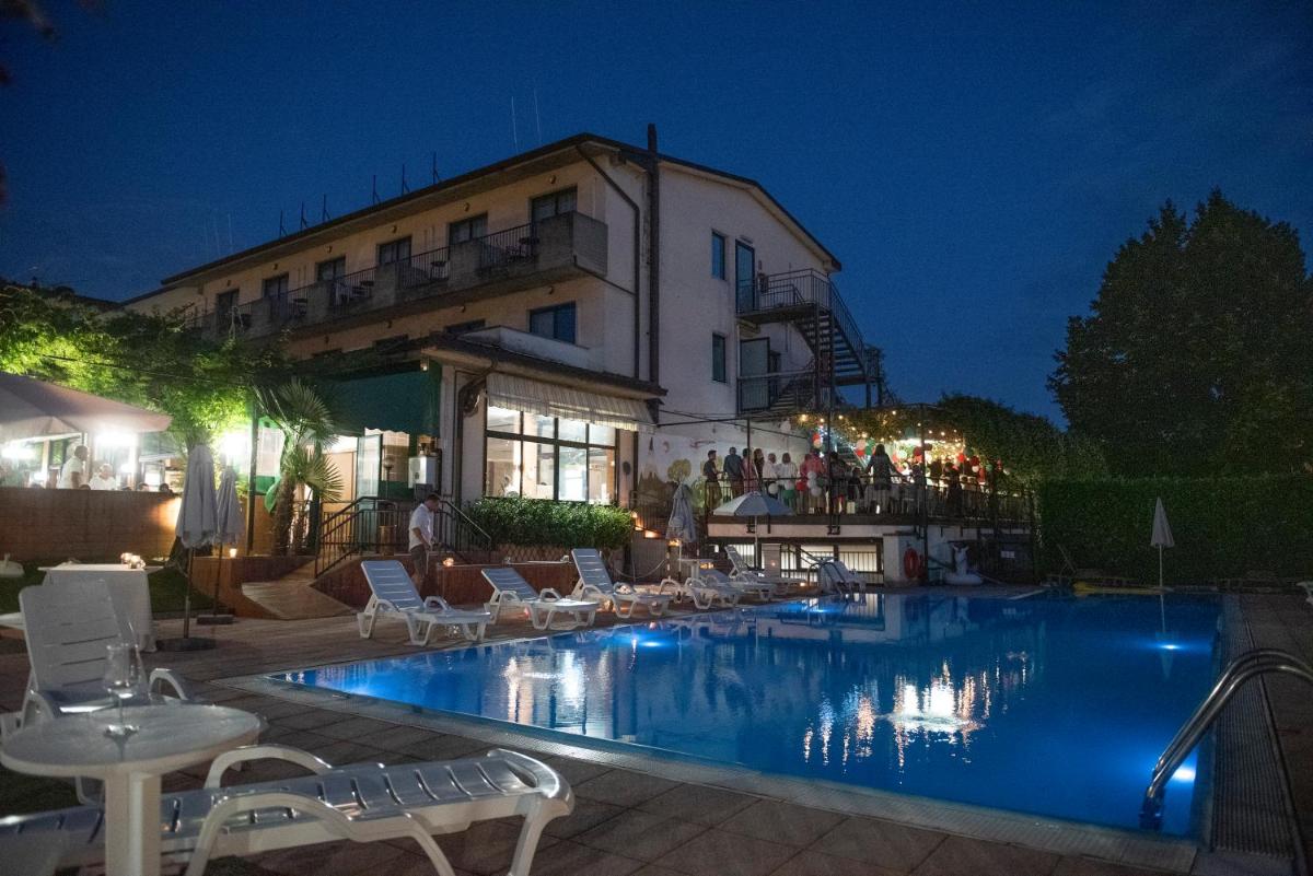 Hotel Stazione sul lago di Iseo - Housity