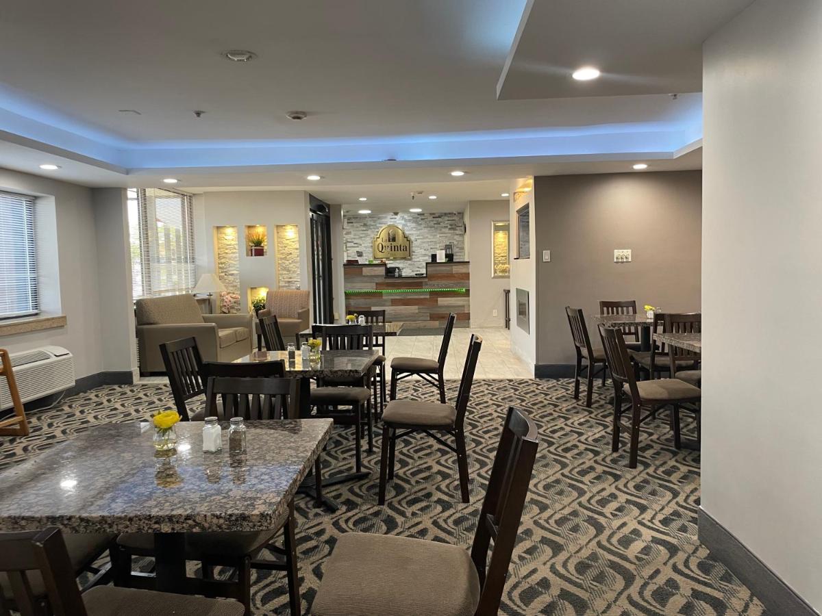 La Quinta Inn and Suites by Wyndham Cincinnati North - Housity