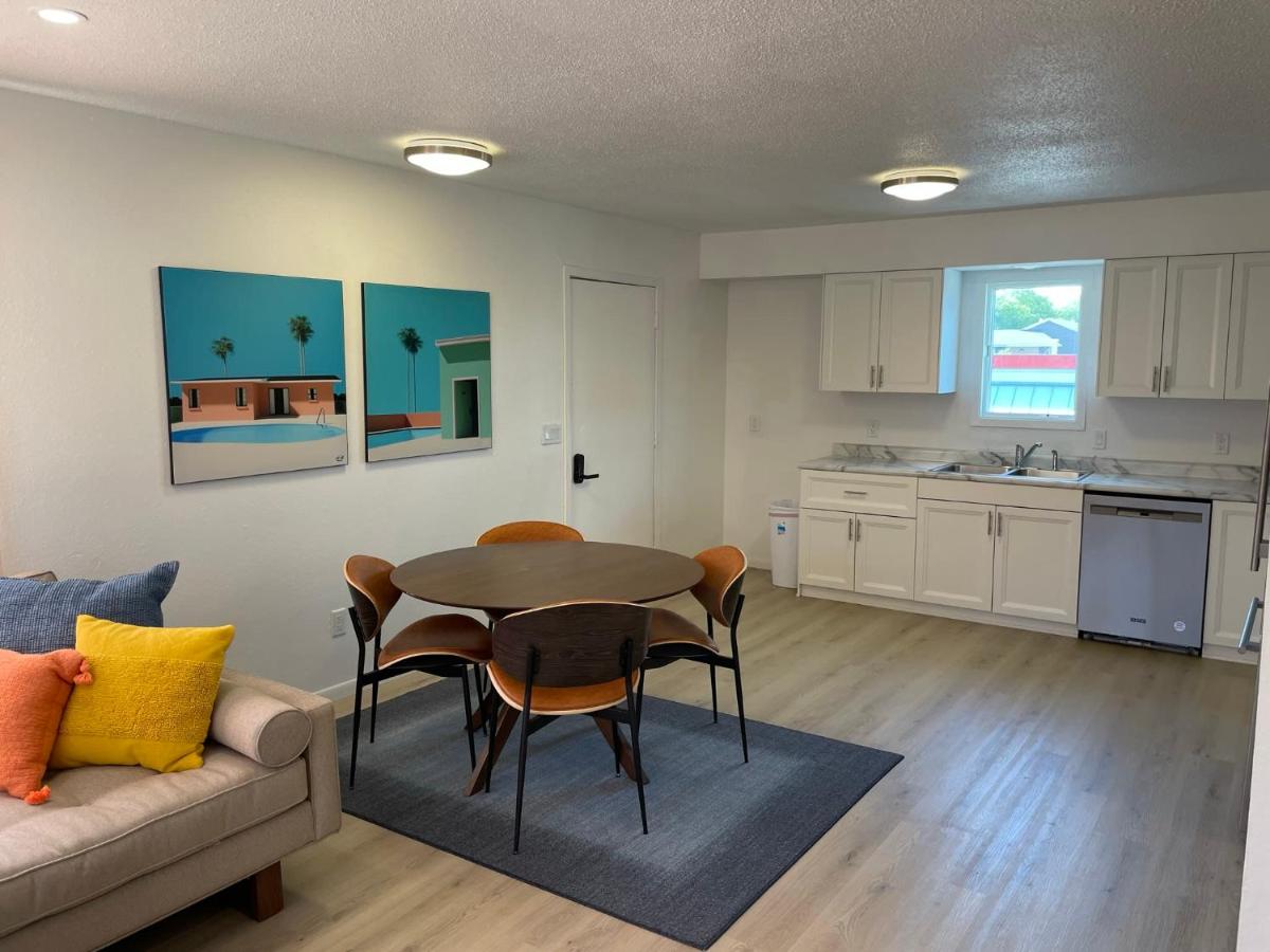2nd Floor, 2 Bedroom Condo, Sleeps 6 - Housity