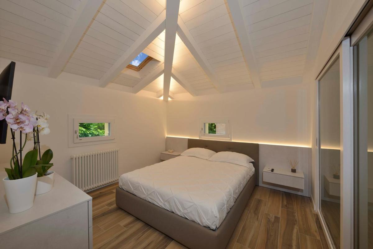 Grenier Blanc Elegante mansarda 2 camere 5 ospiti - Housity
