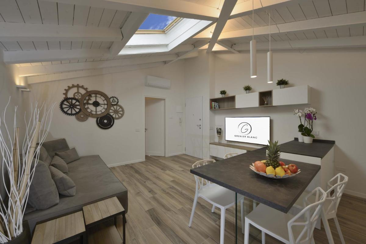 Grenier Blanc Elegante mansarda 2 camere 5 ospiti - Housity