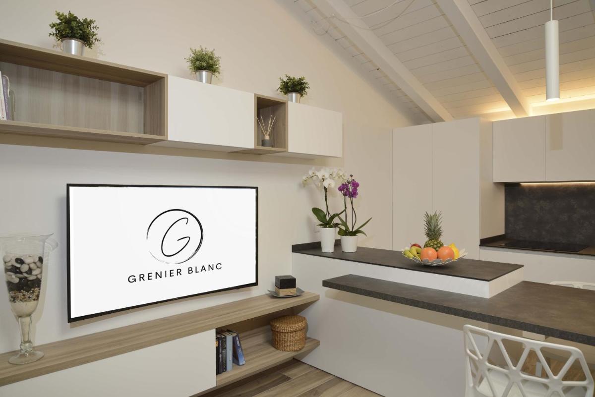Grenier Blanc Elegante mansarda 2 camere 5 ospiti - Housity